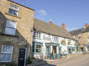 ein altes Gebäude mitten in einer Straße in der Unterkunft Victoria Cottage in Chipping Norton