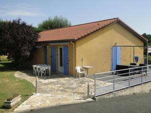 a small yellow house with a table and chairs at La Maison Provençale in Unieux