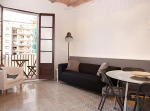 バルセロナにあるNapoles · Modernist flat close to the Sagrada Familiaのリビングルーム(ソファ、テーブル付)