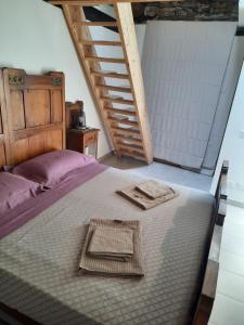 Una cama con dos toallas encima. en Guest House Seme Di Faggio, en Miasino