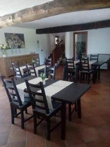 un restaurante con mesas y sillas en una habitación en b&b Ergira, en Cividale del Friuli