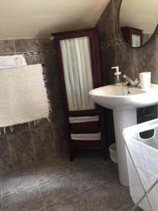y baño con lavabo y espejo. en Hotel peñacabrera 1, en Santa Eulalia