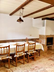 comedor con mesa y sillas en Casa Berganzo, Rioja Alavesa, en Berganzo