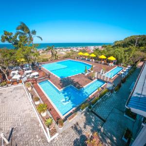 an overhead view of a swimming pool at a resort at Hotel Morro dos Conventos in Araranguá