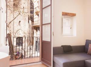 バルセロナにあるAlsina · Historical center - Barrio Gótico districtのリビングルーム(教会の景色を望む窓付)