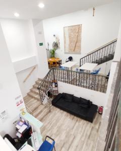 een woonkamer met een bank en een trap bij Palafox 23 in Madrid