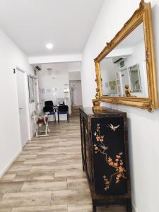 lustro na ścianie nad komodą w korytarzu w obiekcie Palafox 23 w Madrycie
