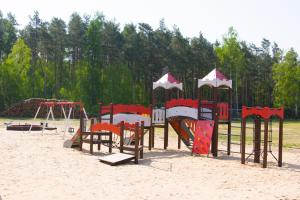 een speeltuin in het zand op een strand bij Hotel Barczyzna Medical Spa in Nekla