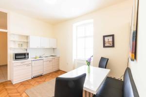 Kuchyňa alebo kuchynka v ubytovaní Ferienwohnung Klangturm im Zentrum + 6 fotografií