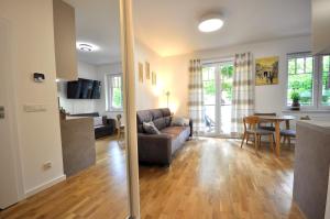 Televízia a/alebo spoločenská miestnosť v ubytovaní Apartament harmonic aparts