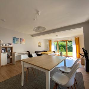 een woonkamer met een houten tafel en stoelen bij Fuchsbau-Goldbach in Goldbach