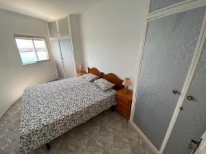 una piccola camera da letto con un letto e una finestra di Cristianmar ad Arona