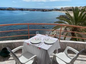 un tavolo su un balcone con vista sull'oceano di Cristianmar ad Arona