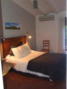 een slaapkamer met een groot bed en een stoel bij Vivienda Rural Embalse San Clemente in Huéscar
