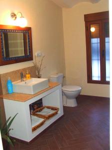 een badkamer met een wastafel en een toilet bij Vivienda Rural Embalse San Clemente in Huéscar