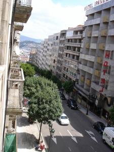 vistas a una calle de la ciudad con coches y edificios en Pio V, en Vigo