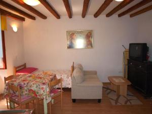ein Wohnzimmer mit einem Tisch und einem Stuhl in der Unterkunft Apartment 52 in Rovinj