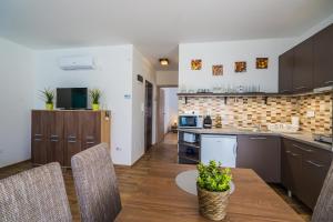 Kuchyňa alebo kuchynka v ubytovaní Gemini Apartments Siófok I., III.