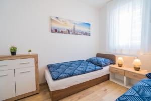 Posteľ alebo postele v izbe v ubytovaní Gemini Apartments Siófok I., III.