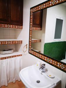 Kúpeľňa v ubytovaní Apartamento bonito y bien ubicado en el Soho de Málaga. + 30 fotografií