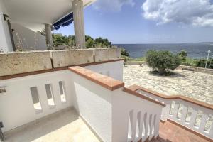 een balkon met uitzicht op de oceaan bij SUNSET GREG - fronte mare San Gregorio by LoveSud in Leuca