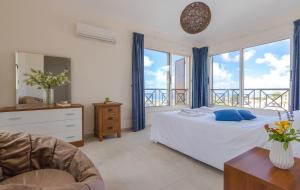 Postel nebo postele na pokoji v ubytování Resitour - Perneri Four Bedroom Villa