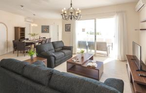 sala de estar con sofá y mesa en Resitour - Perneri Four Bedroom Villa, en Pafos