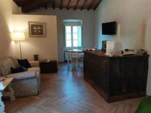 uma sala de estar com um sofá e uma mesa em Il Mulino di Celle em Pistoia