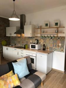 a living room with a couch in a kitchen at Casa da Chã! in Chã