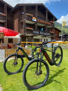 uma bicicleta estacionada em frente a um hotel resort em Hotel Blinnenhorn em Reckingen - Gluringen