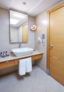 伊茲密爾的住宿－艾尼門茨格里酒店，一间带水槽和镜子的浴室