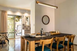 een keuken met een tafel met stoelen en een spiegel bij THE STREET HOUSE in Lefkada