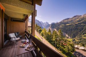 balcón con vistas a las montañas en Chalet Primula Penthouse, en Wengen