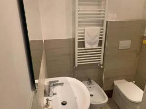 ローマにあるTrasteverome45のバスルーム(白い洗面台、トイレ付)