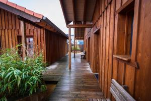 un couloir vide d'un bâtiment doté de parquet dans l'établissement Roadcamp - American Motel & Sportsbar, à Marl