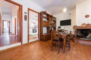 salon ze stołem i kominkiem w obiekcie Appartamento in Villa Erica w mieście Torre delle Stelle