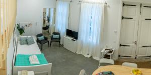 A seating area at SanTelmo27A