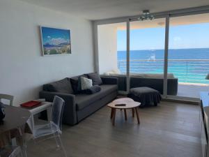 sala de estar con sofá y cama en Sea front, design, Air Conditioning, heating, First floor, 4beds, en Moraira