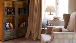 a living room with a book shelf filled with books at La Casa de los Tomillares in Candeleda