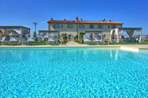 una gran piscina frente a una casa en Il Sole di Vino by PosarelliVillas en Vinci