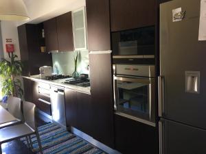 A kitchen or kitchenette at Tamariz Adventure - Sea View and Free Parking