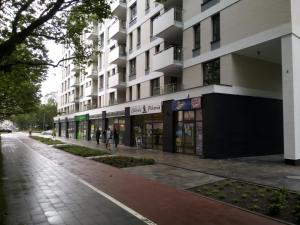 an empty street in front of a building at Apartament Szmaragdowy Platan in Kołobrzeg +8 photos