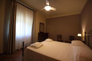 Agriturismo Casale Dello Sparviero tesisinde bir odada yatak veya yataklar