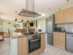 a large kitchen with a stove top oven at Bluebell Wood in Great Driffield