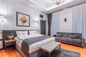 - une chambre avec un grand lit et un canapé dans l'établissement Ferman Port Hotel - Special Category, à Istanbul