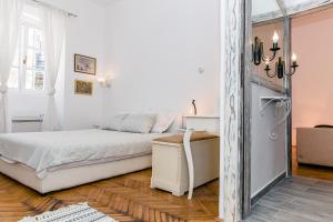 Een bed of bedden in een kamer bij Perfetto Perasto Residence
