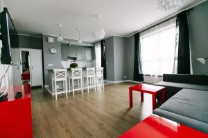 sala de estar con sofá y cocina en RENTTNER Apartamenty, en Varsovia