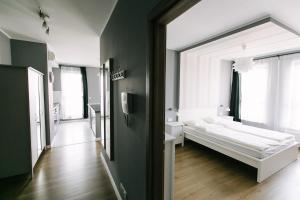 sypialnia z łóżkiem i dużym oknem w obiekcie RENTTNER Apartamenty w Warszawie