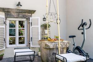 een patio met een tafel en 2 hometrainers bij Perfetto Perasto Residence in Perast