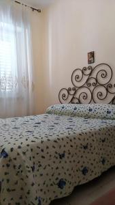 フォンディにあるA Casa di Rossのベッドルーム1室(花柄の掛け布団付きのベッド1台付)